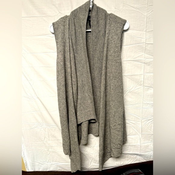 Halogen Wool Cashmere Blend Sleeveless
Cardigan Size Medium - Picture 1 of 2